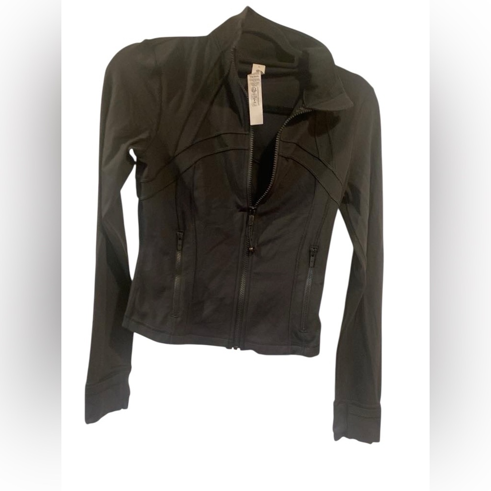 NWT Lululemon defined cropped jacket BLACK Size:2

0726 - Picture 4 of 5